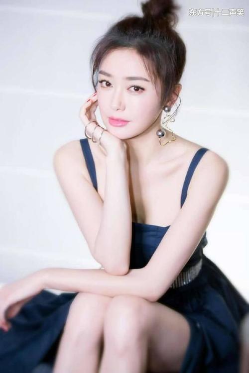 轻熟装扮的秦岚 ，分红肚兜性感十足，网友: 妩媚，太有料了！