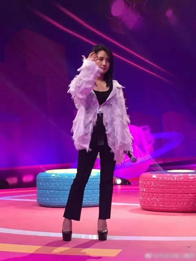 阿娇太狠了！这么小的长靴也要硬塞进去，网友：胯下两根擎天柱！