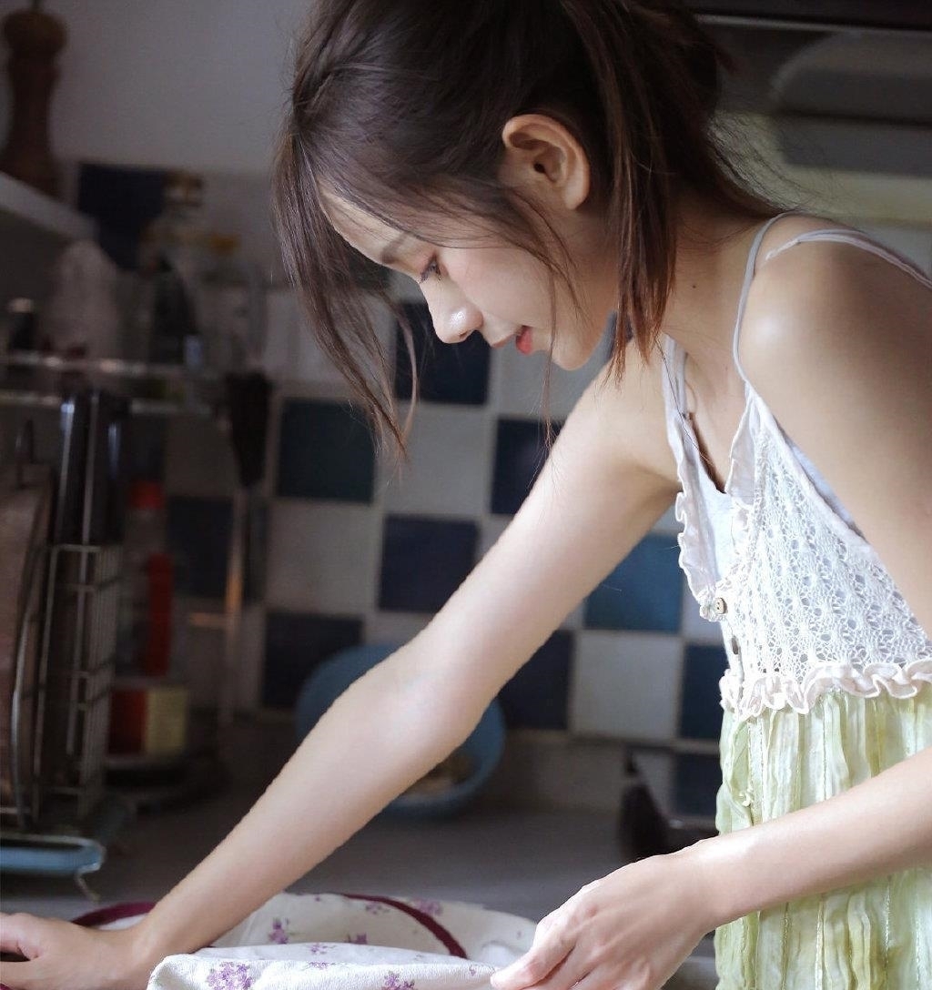 【写真】吊带裙性感美女居家私房写真