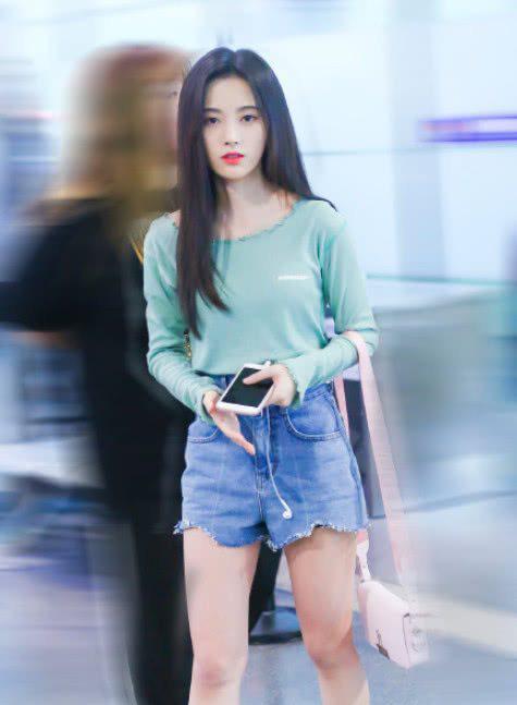 鞠婧祎身高虽然只有159,可她这身材比例却好到没话说!