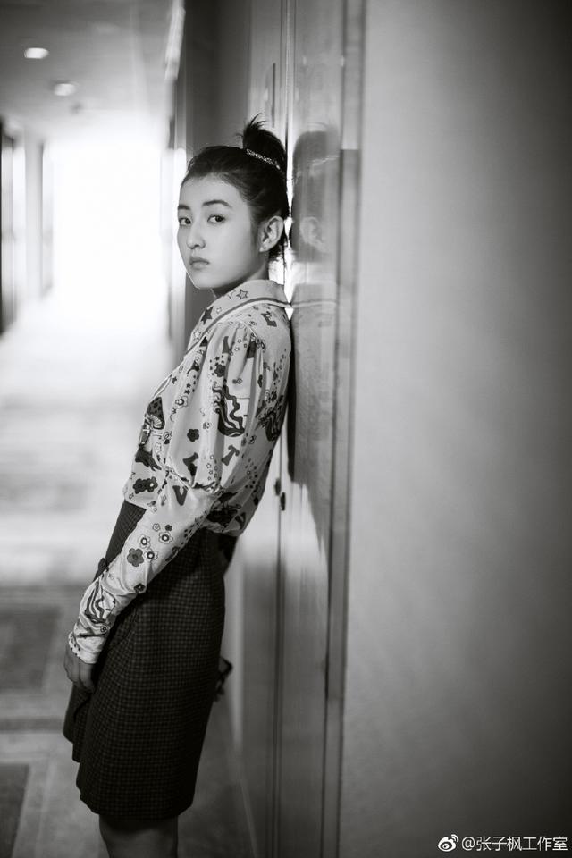 辣眼睛！张子枫穿搭青春有活力 却输在了鞋子上，网友：又穿错了