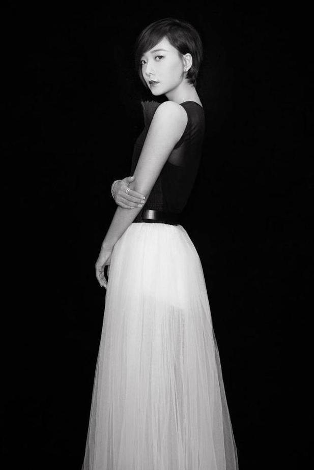 王珞丹嫌鞋子太高，索性脱掉光着脚丫走阳台，网友：女神悠着点！