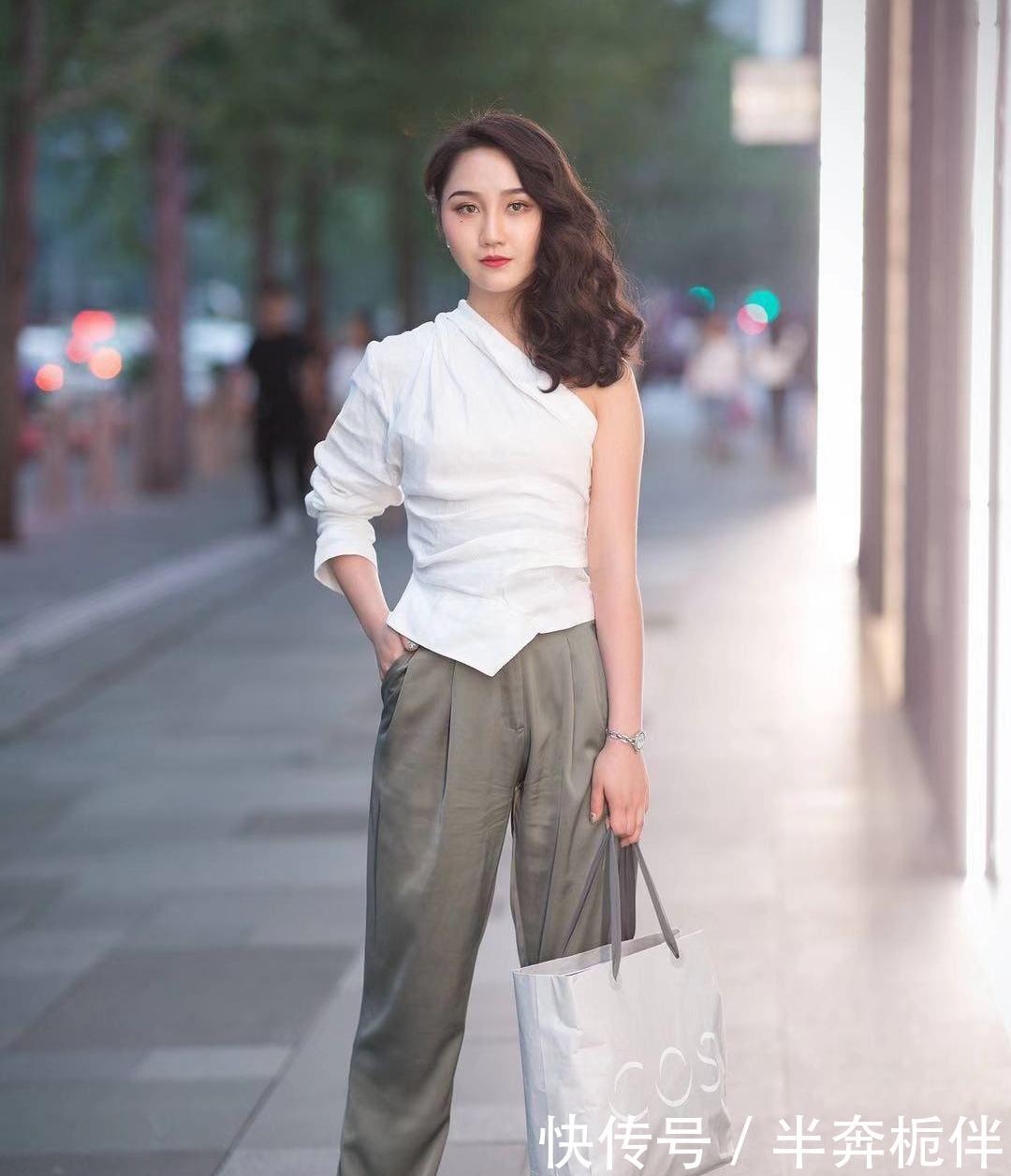 glevel_3"小姐姐黑色露脐上衣搭配同色短裤,棒球帽休闲时尚