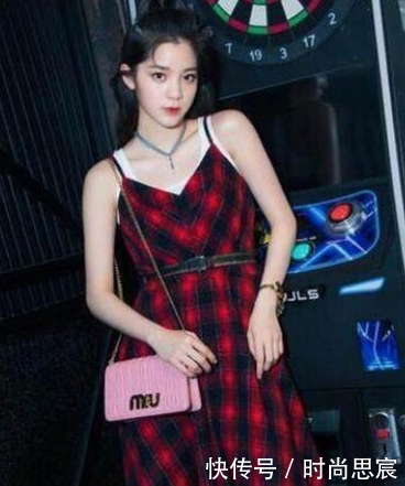 18岁欧阳娜娜和36岁张钧甯穿吊带裙，一个胜年龄，一个胜气质