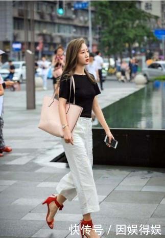 【高跟鞋】路人街拍,T恤搭配高跟鞋,整体来看小姐姐这身打扮还是很美的