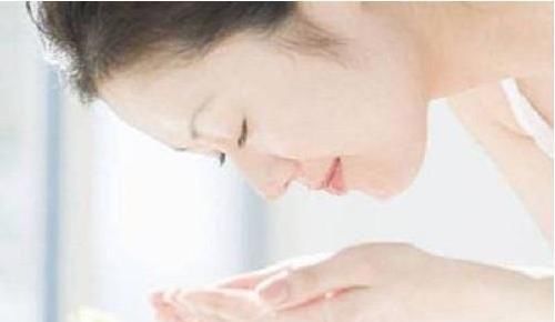  「弄湿」自来水弄湿脸，就用洁面乳？进到那样的“洁面错误观念”