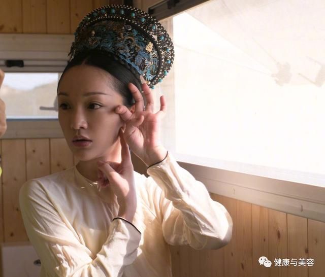 《如懿传》周迅露出脑门年轻18岁，刘海原来不能减龄？