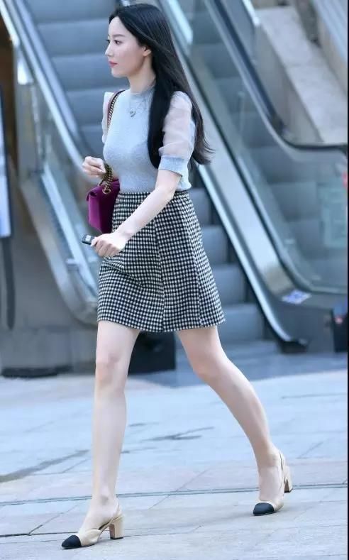 街拍:样子很温柔,淑女范儿的走来,肤白美腿的性感美女