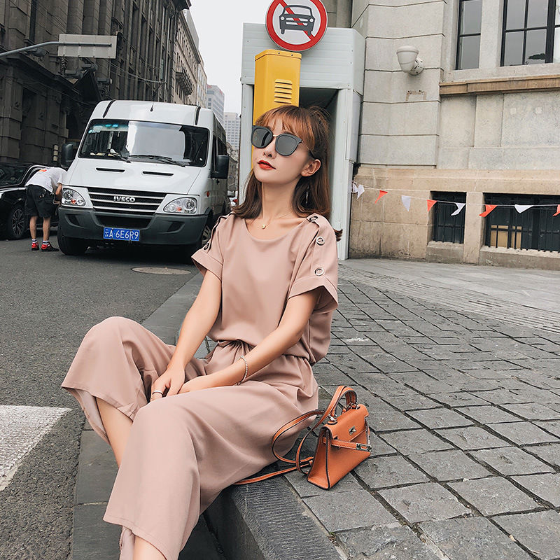 比裙子还撩人的短裤套装，适合奔四奔五的女人，俏皮可爱显身材