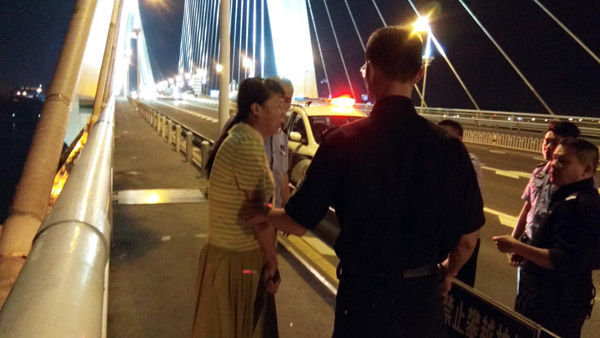 海口公交司机世纪大桥上救轻生女子