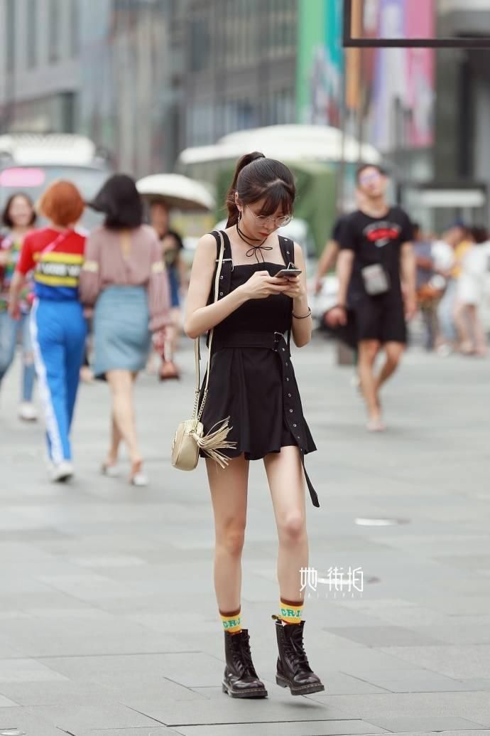 成都街拍丨时尚的lady都喜欢仙女裙，迎面走来都有种仙气