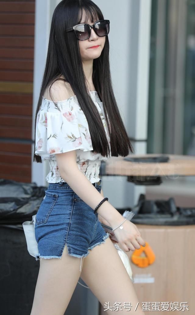 气质小姐姐牛仔短裤裹出丰满翘臀，浑圆的曲线韵味十足