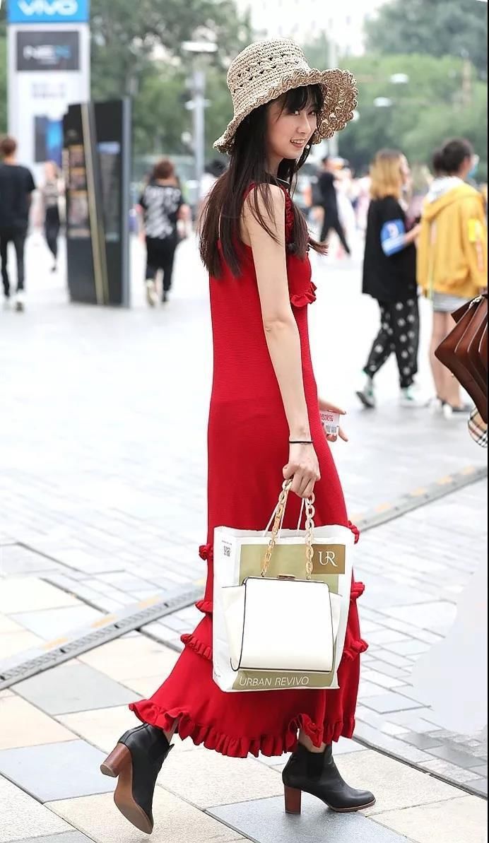 深圳街拍 样子很温柔，淑女范儿的走来，肤白美腿的性感美女