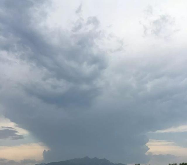 北京发布雷电黄警局地强降雨，还有7级大风冰雹，赶快回家