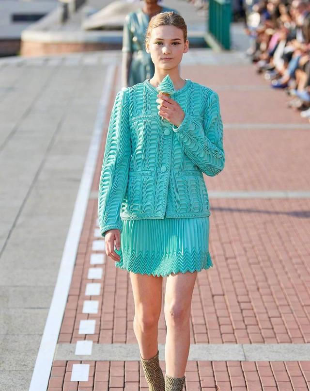 『连身裙』女人35岁,建议春夏多穿这浅黄色裙装搭牛仔外套,洋气减龄还不贵...