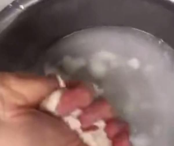 周知:网传用卫生纸制作馒头，网传吃小龙虾身上长出异形均系谣言