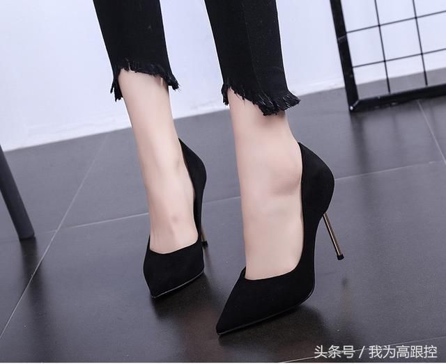 吸管般的小细鞋跟,给人一种岌岌可危的感觉