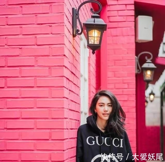 『功不可没』泰国影后Mai太会穿了,穿老气皮毛外套竟像少女,匡威鞋功不可没