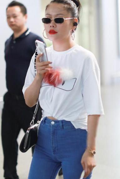 袁娅维T恤胸口挂两撮毛, 裤子紧得勒出羞人三角区, 网友: 真是拼