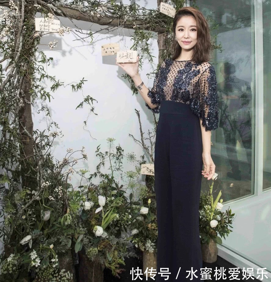 林心如为秀腿也是拼了，裤子都拉到腰上面去，这腿简直要上天了！