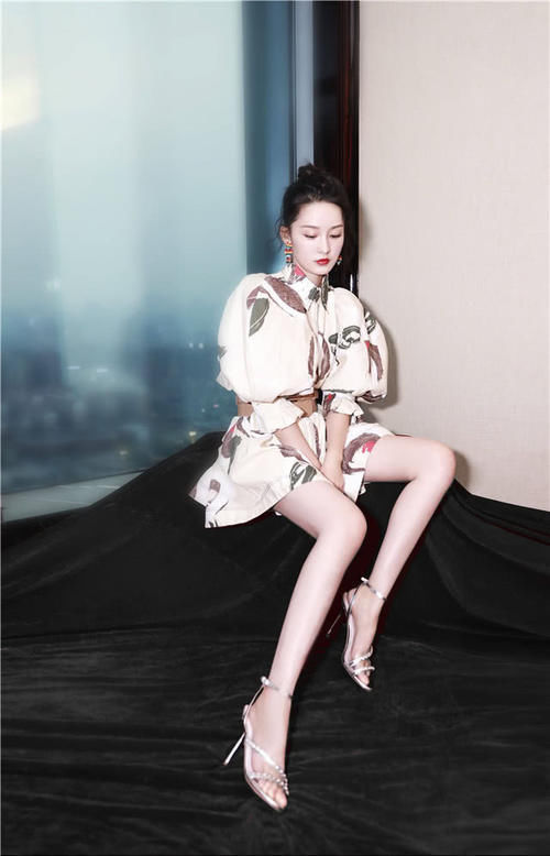 李沁选择■P都P不了这么完美，女人看了都羡慕嫉妒，李沁这双腿像是“假”的