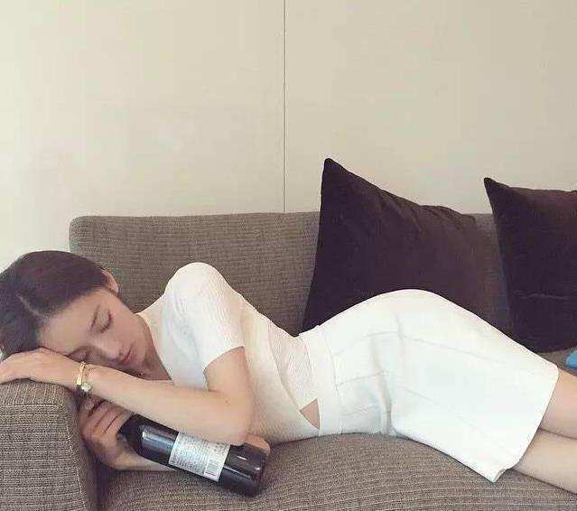 街拍：穿包臀裙的小姐姐，图1小姐姐知性，图2开叉有点高!