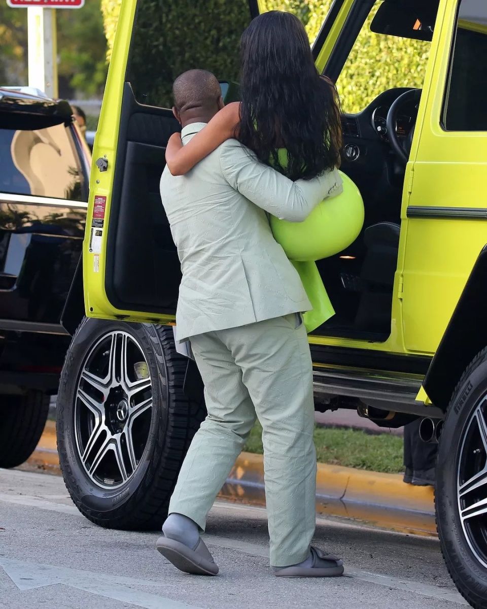 侃爷也有少女心，卡戴珊公布夜光350甜蜜由来|每周剁手