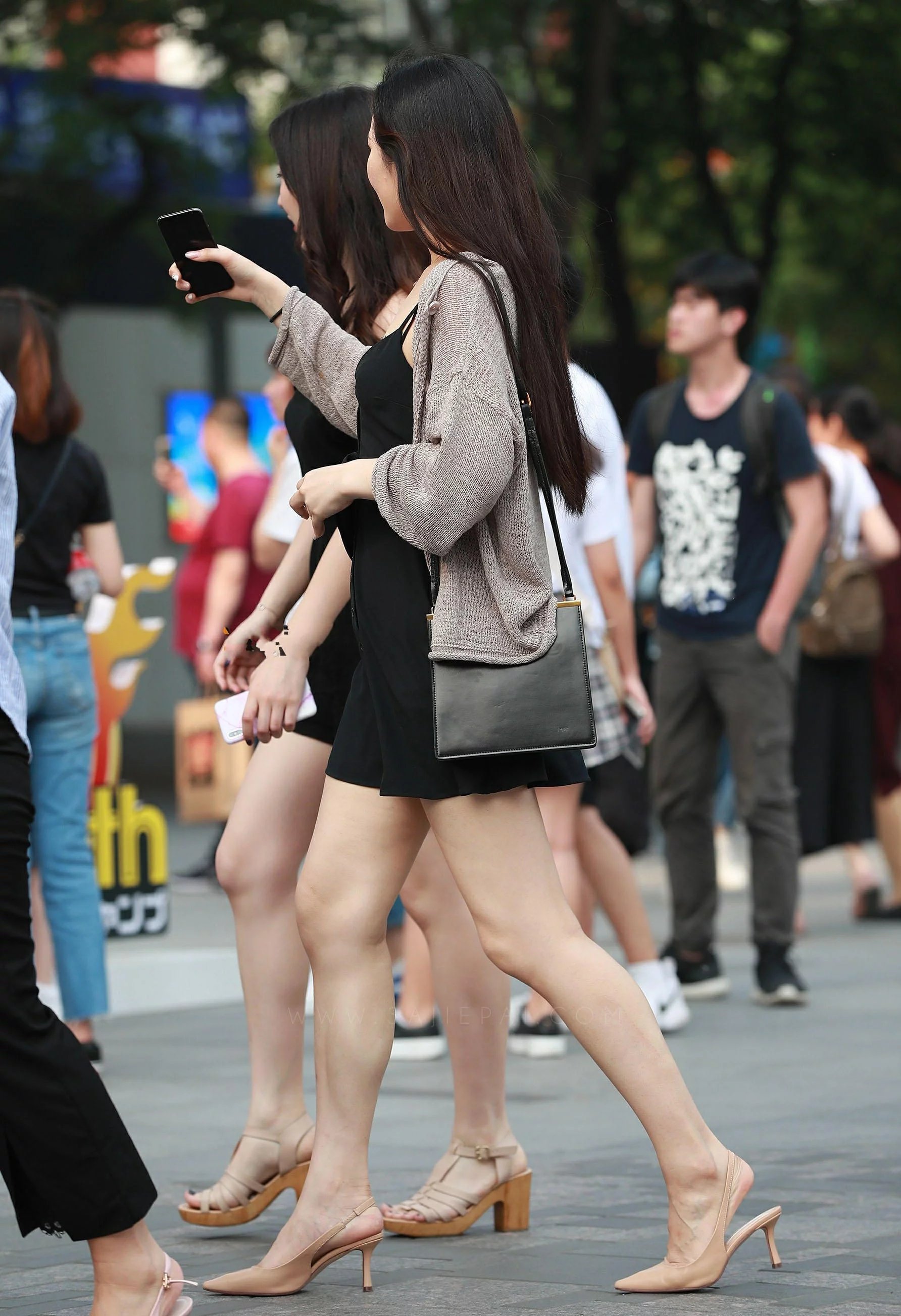 两个长腿小姐姐,闺蜜俩都拥有一双引以为傲的美腿