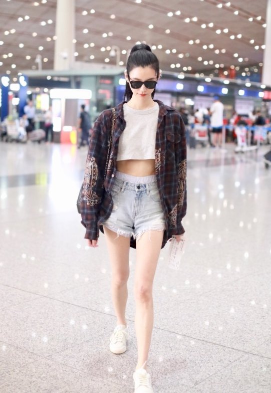 奚梦瑶白T配牛仔短裤现身机场，秀蛮腰长腿身材满分!