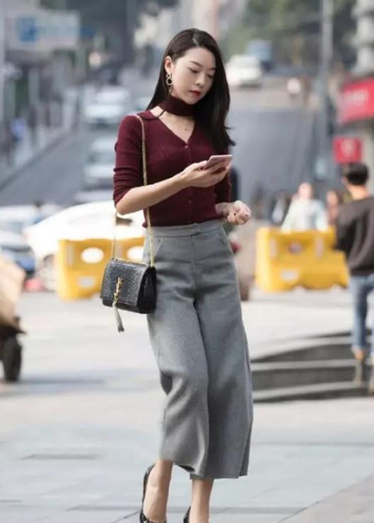 「休闲裤」街拍:温雯尔雅的美女,一件枣红色的上衣配灰色休闲裤,气质十足