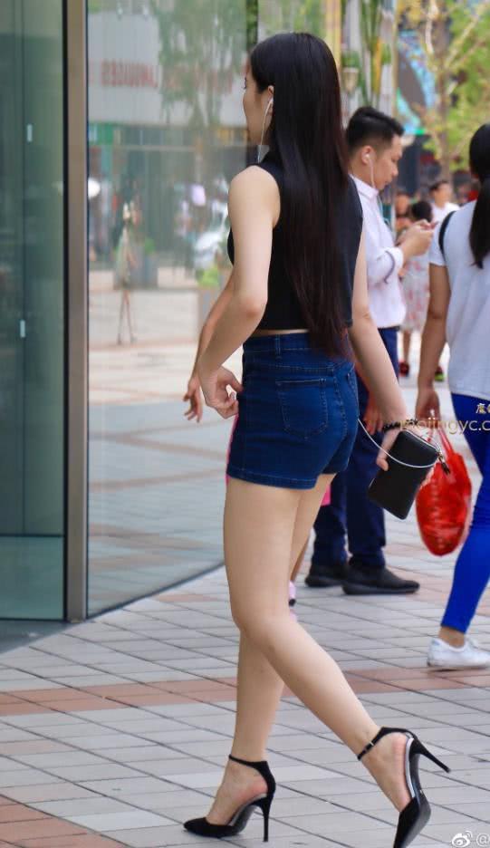 性感小姐姐独自悠闲的逛街，高腰紧身热裤尽显白皙大长腿