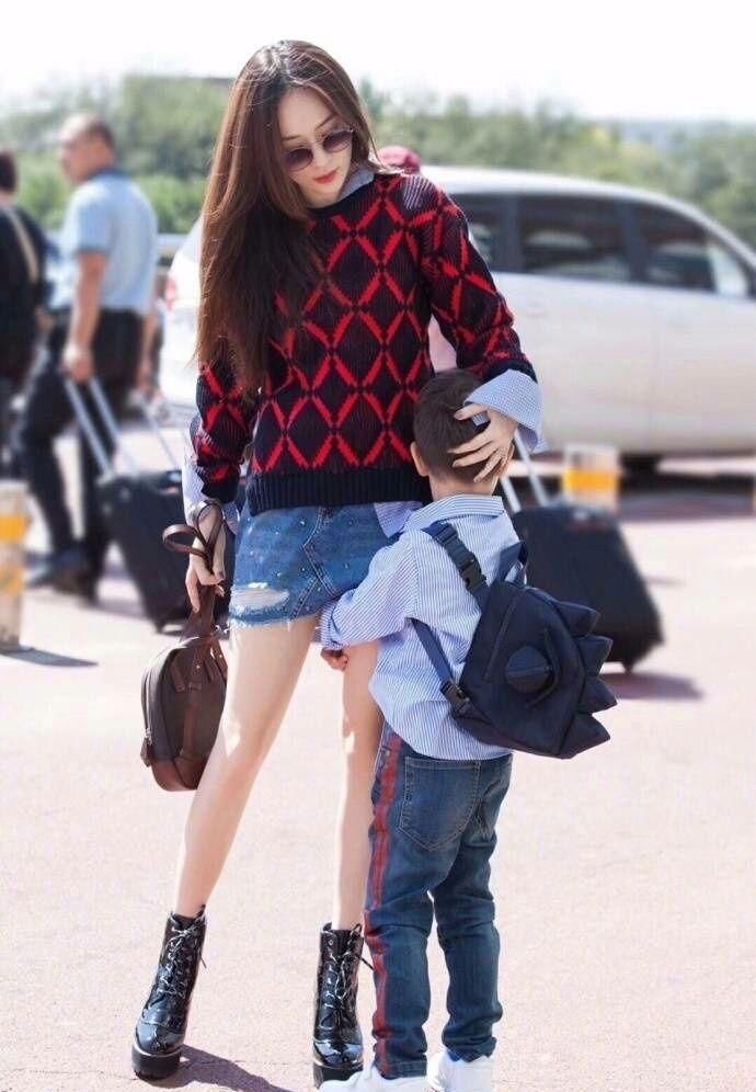 霍思燕这裤子穿多久了?颜色都快洗没了!网友:你的时尚我不懂!