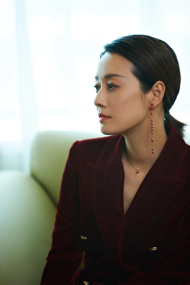 短发多年的马伊琍突然扎起马尾，一身红气场炸裂，竟美到不敢认