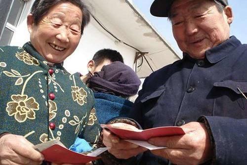  【养老金】农村老人要注意，3类人不能领养老金，一类人可享额外