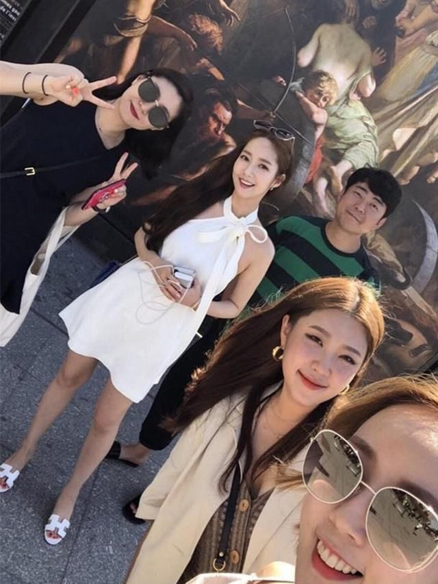 被朴敏英惊艳到了，穿白裙比模特还仙，32岁美成22岁大姑娘！