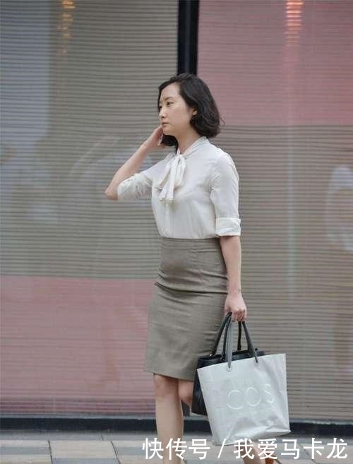 美女:街拍喜欢健身的美女,瑜伽裤搭配一件米色卫衣,身材好气质佳!