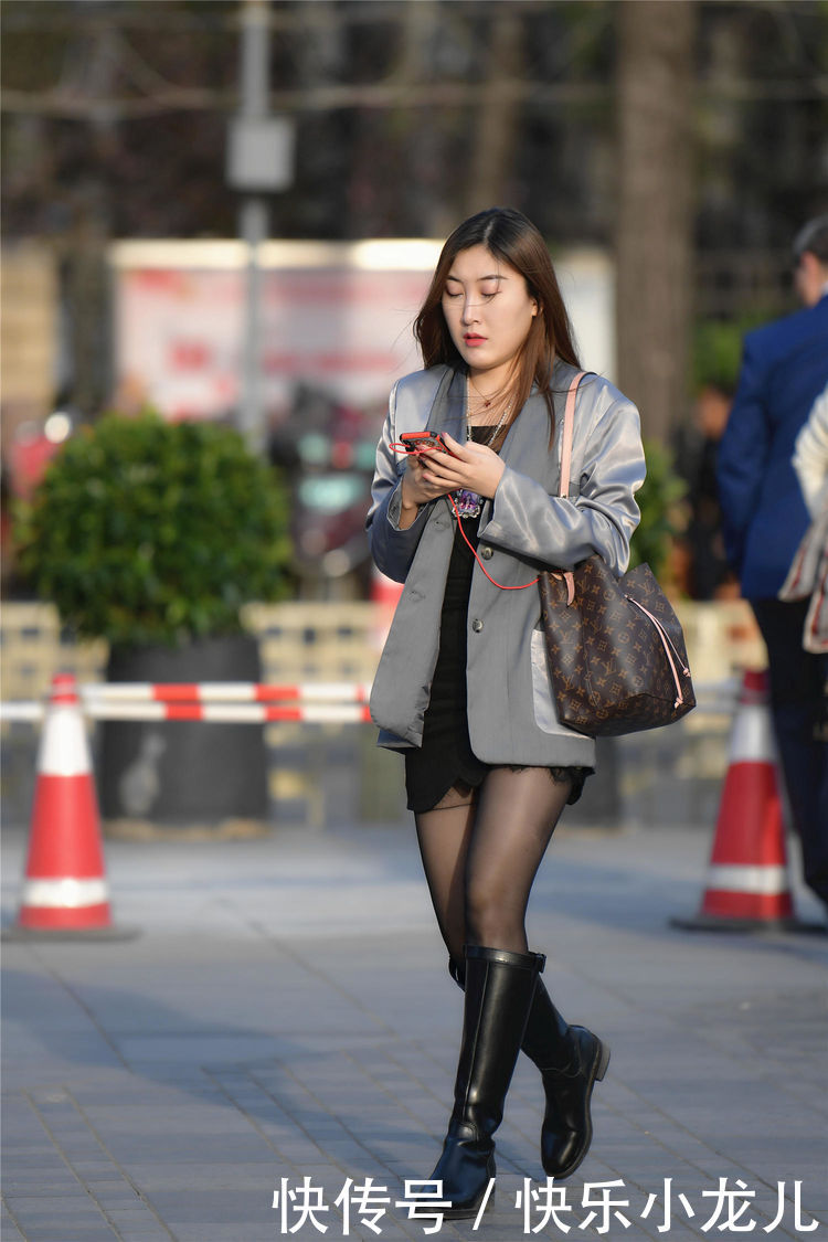 「添加」街拍:粉色系列的高跟鞋,无疑给你添加了春天桃花般的魅力