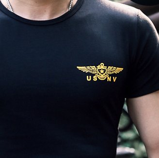 八一建军节将至!退伍老兵纷纷换上改良式“军装”，照样英挺峻拔