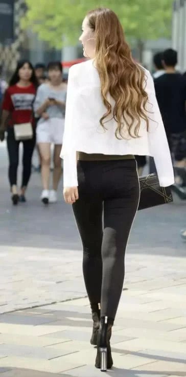 你们最爱的紧身裤包臀，勾勒出完美曲线，丰满不是胖啊