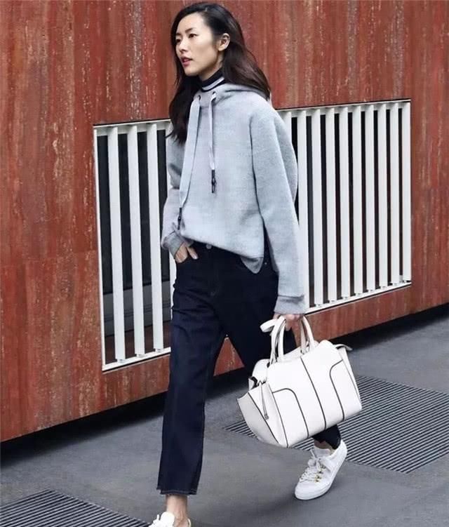 女人:女人一旦过了40岁,别穿得大红大紫,今年流行静谧灰,显白又高级