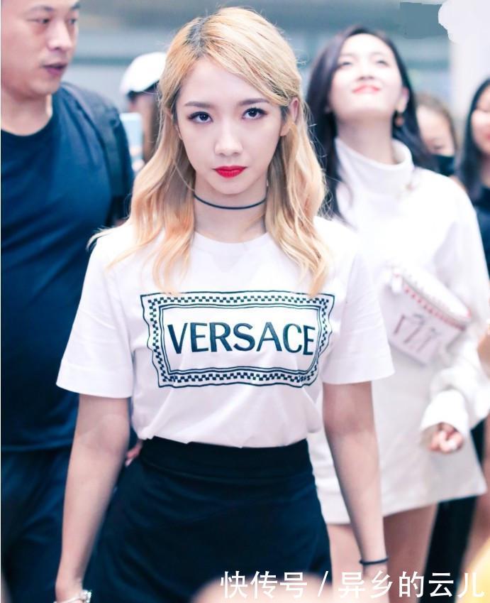 孟美岐太拼了,白T配短裙也能凹出“蚂蚁腰”,脖子上绕毛线了?