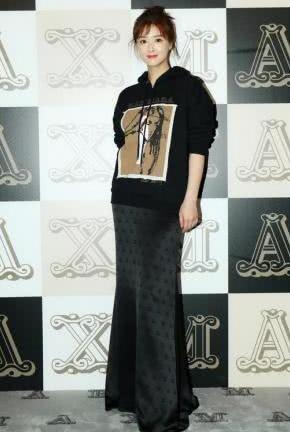 蒋欣瘦20斤后现机场，素颜憔悴惹人心疼，网友：还是胖回去吧！