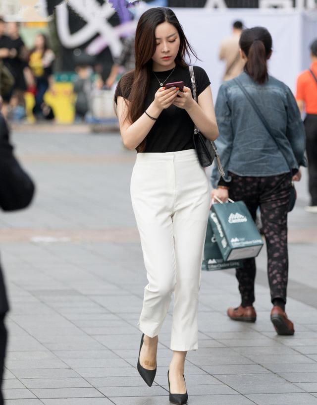 路人街拍，连衣裙这样搭很有气场，让你气场立马变大