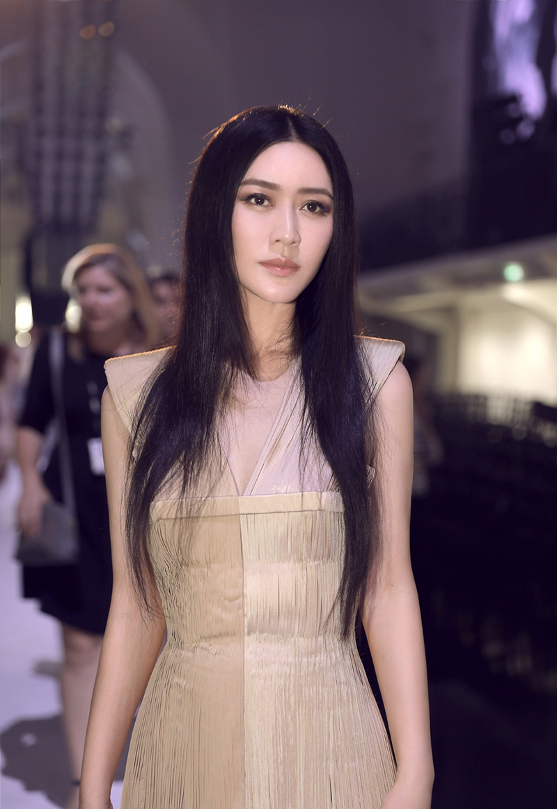 43岁的田海蓉五次出席巴黎时装周，网友：这简直就是20岁少女啊