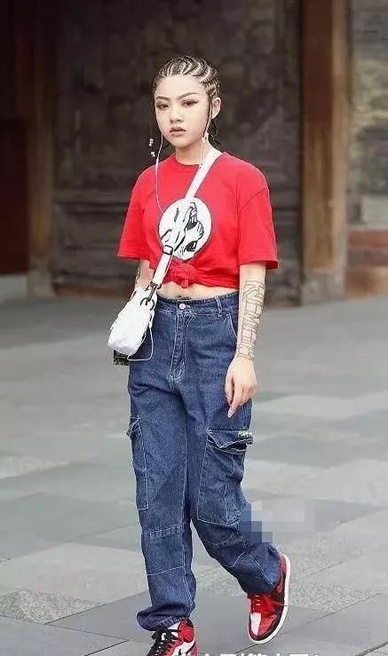 街拍：楚楚动人紧身裤穿出清爽，凸出魅力