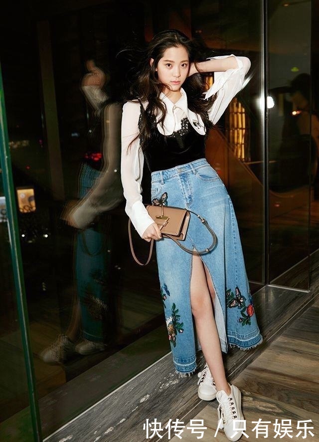 她是音乐天才少女，演技差遭吐槽捞金，与迪丽热巴撞衫竟然赢了！