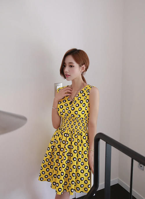 斑点|嫣然巧笑孙允珠夏日无袖圆领束腰斑点连衣裙