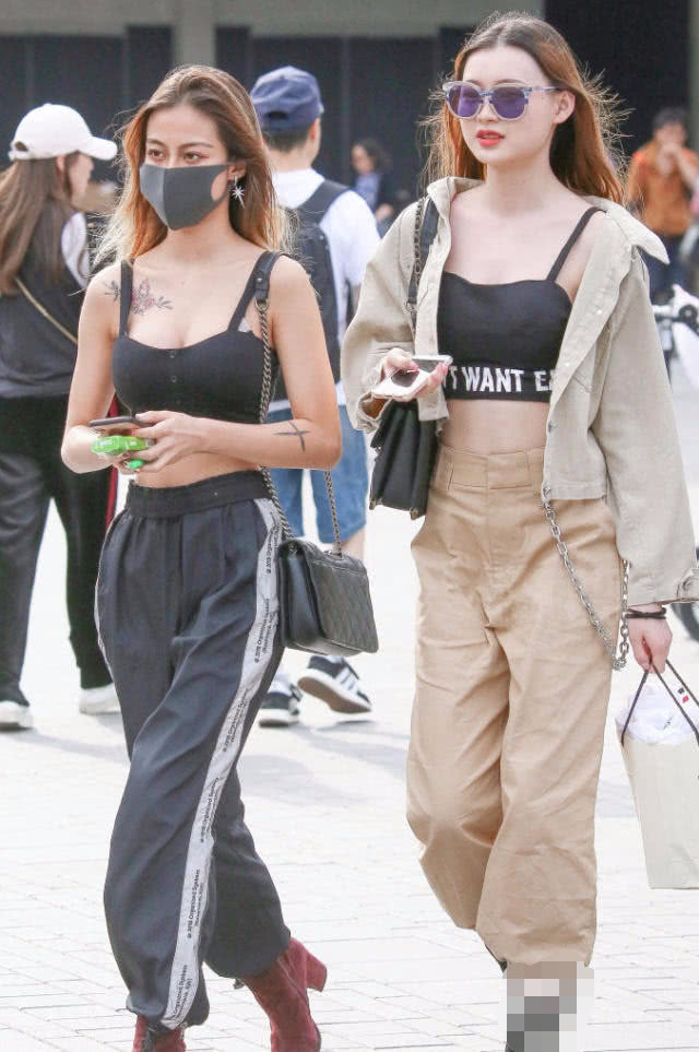 时尚小姐姐穿黑色吊带秀出丰腴饱满曲线，火辣身材很有看点