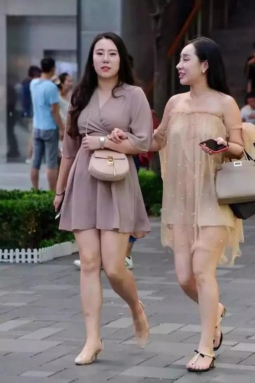 成熟饱满的女人，三四十如狼似虎，这两小姐姐该怎么称呼