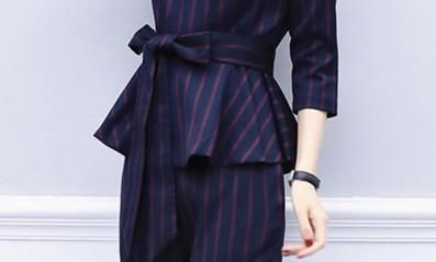 9月出游，不一定穿裙子，70后老婆穿这，洋气套装，比风景还美